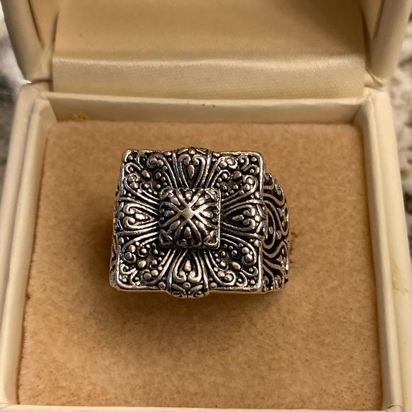 Vintage Style Embossed Floral Ring - Picture 2 of 6